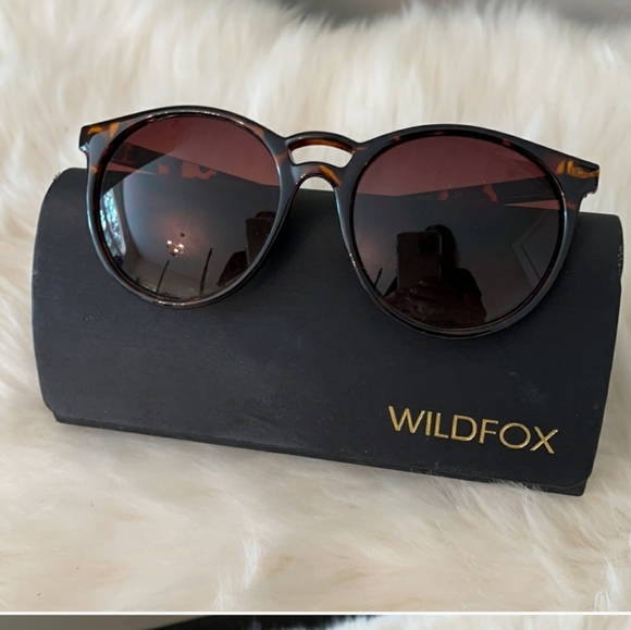 Quay Australia Accessories - Quay Rounded Tortoiseshell Sunglasses in excellent condition.